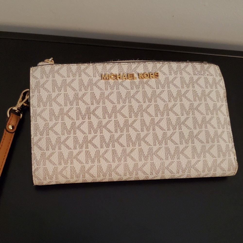 Michael Kors Smartphone Wristlet - Picture 4 of 4